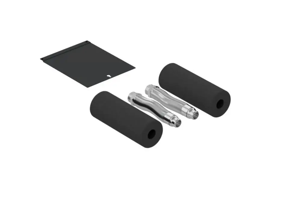 Zubehörset von Stiebel Eltron mit zwei schwarzen Schaumstoffrollen, zwei metallischen Verbindungselementen und einer flachen, schwarzen Platte.